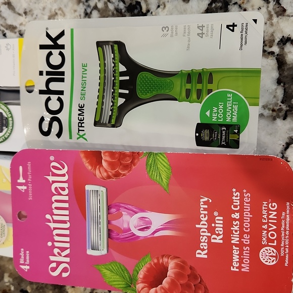 Razors girl/guy  duo - Picture 3 of 3